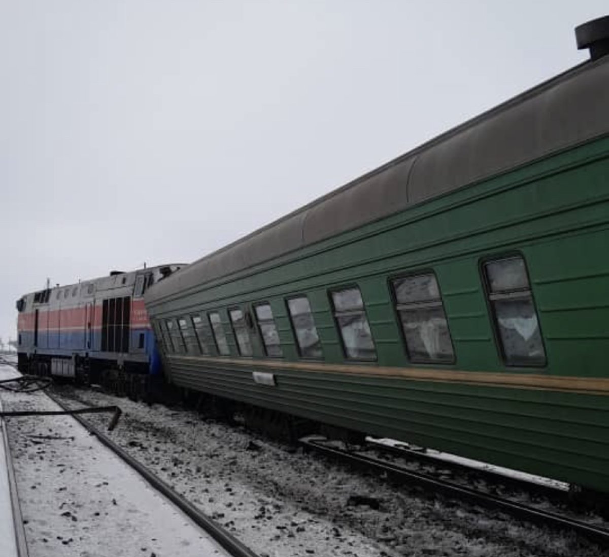 Тепловоз столкнулся с пассажирским поездом в Актюбинской области