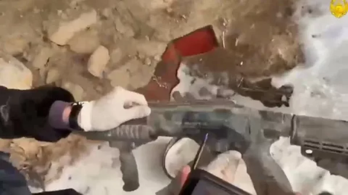 Атырауда Жайық жағасынан былтырғы қаңтарда ұрланған қару-жарақтар табылды