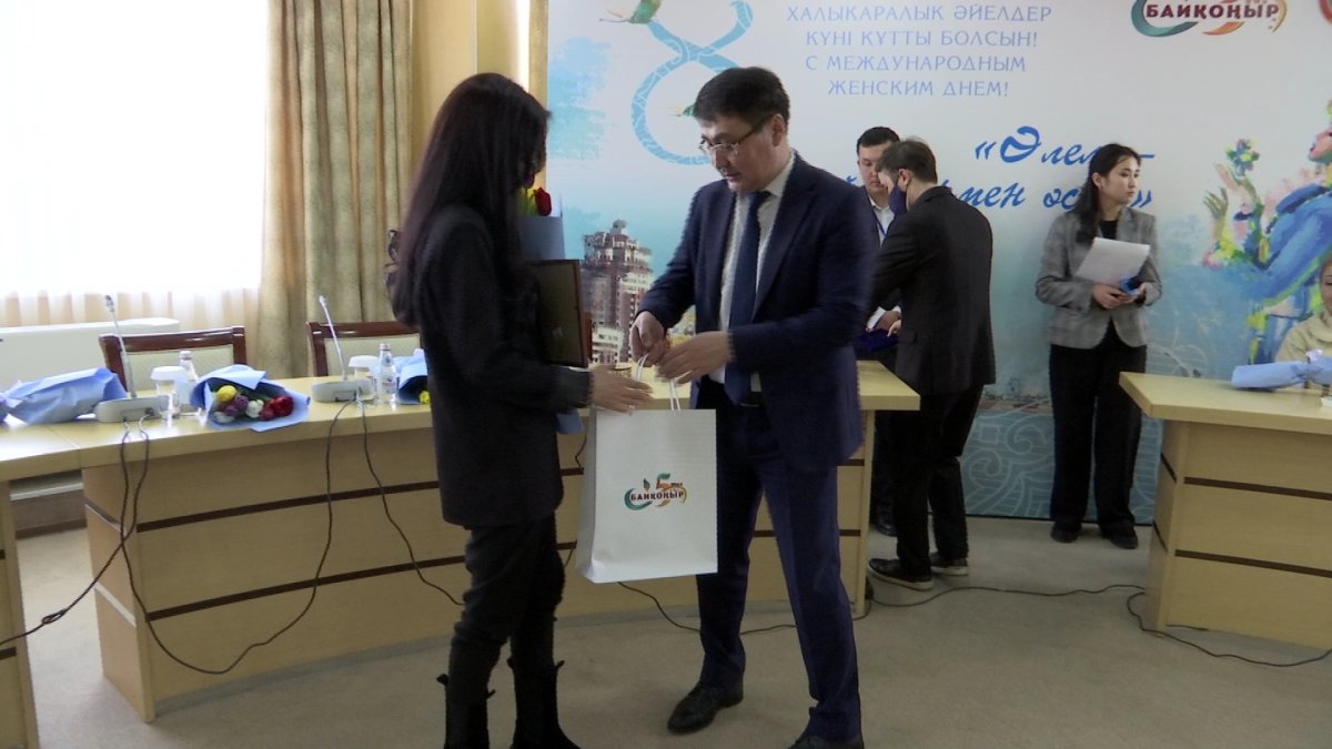 Награды «Алтын алқа» и «Күміс алқа» получили многодетные матери столицы