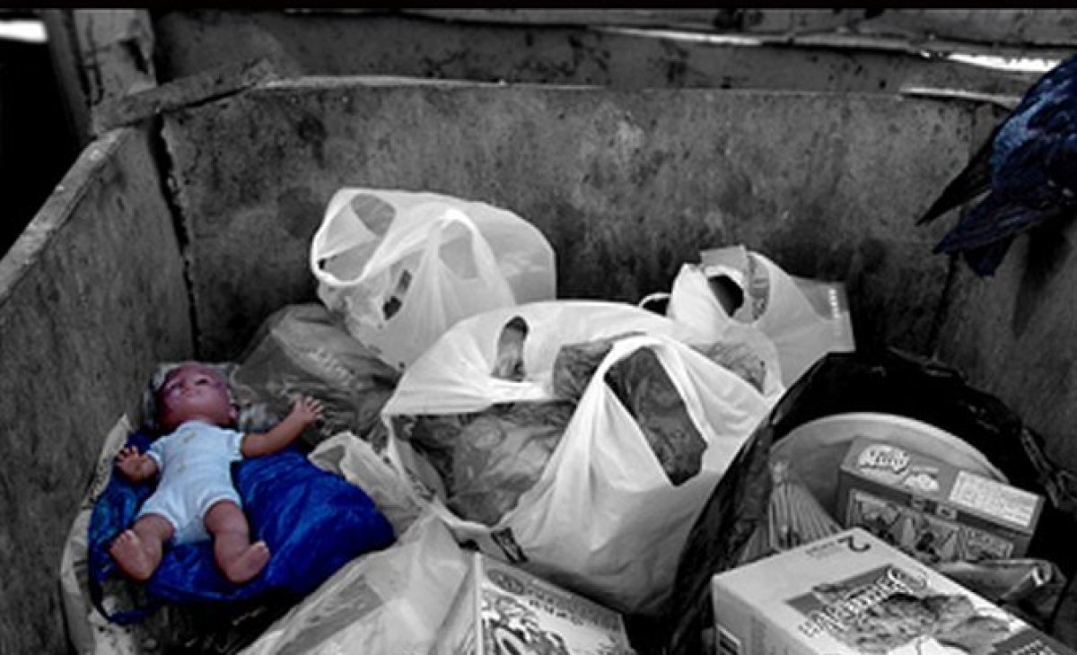 Родила и выбросила? Труп младенца нашли в мусорном контейнере в Павлодаре