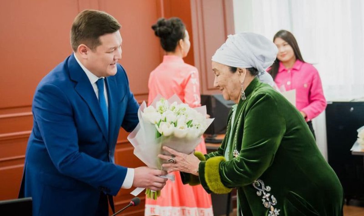 Димаш Құдайбергеннің әжесі Президенттен алғыс хат алды