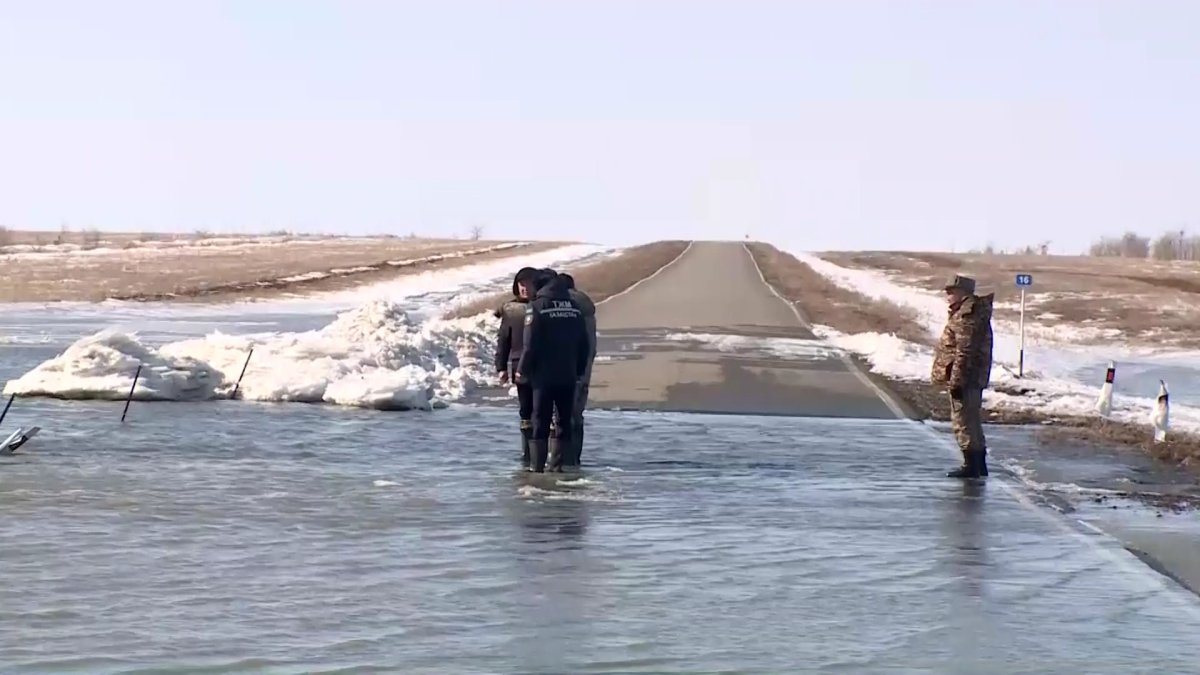 В регионах Казахстана борются с весенним половодьем