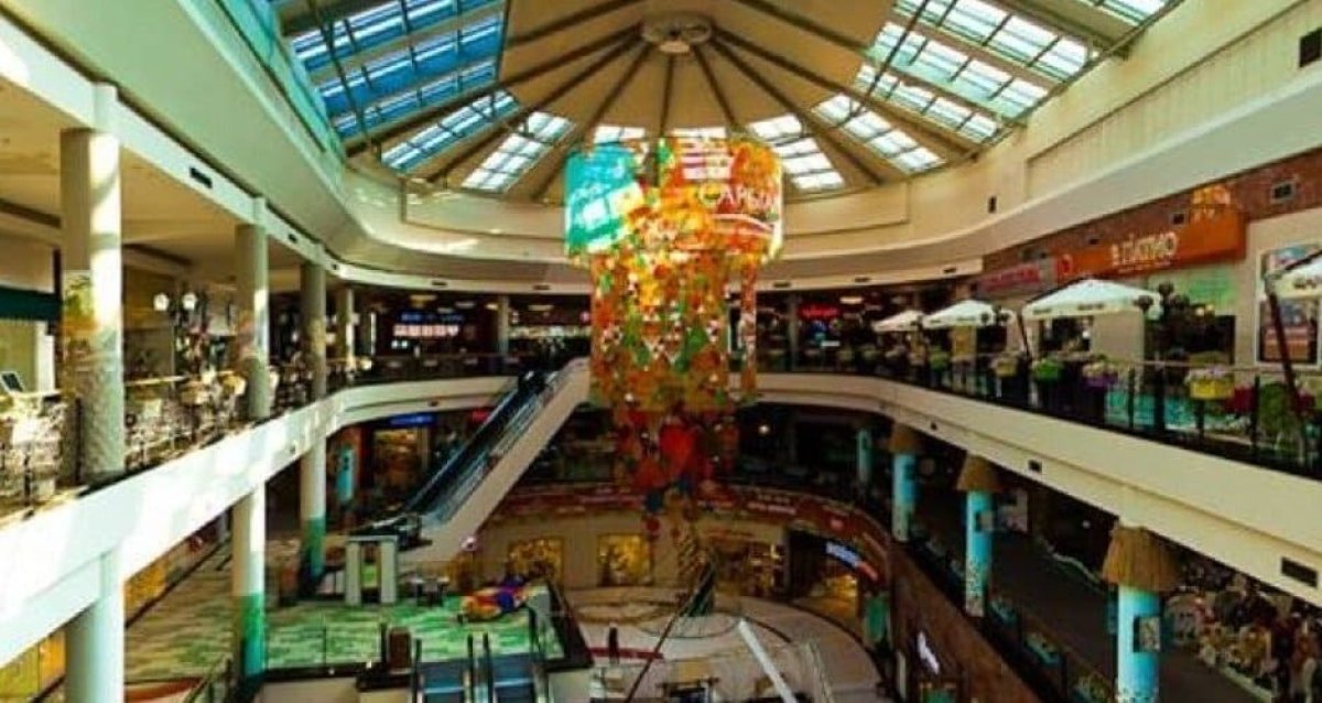 Три человека пострадали при срыве эскалатора в ТРЦ Астаны