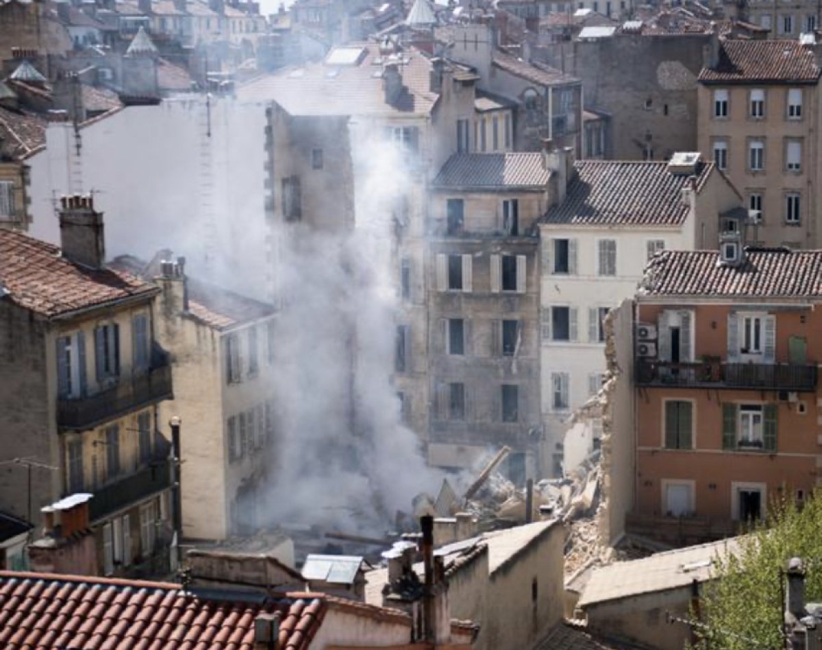 Два трупа нашли под завалами в Марселе