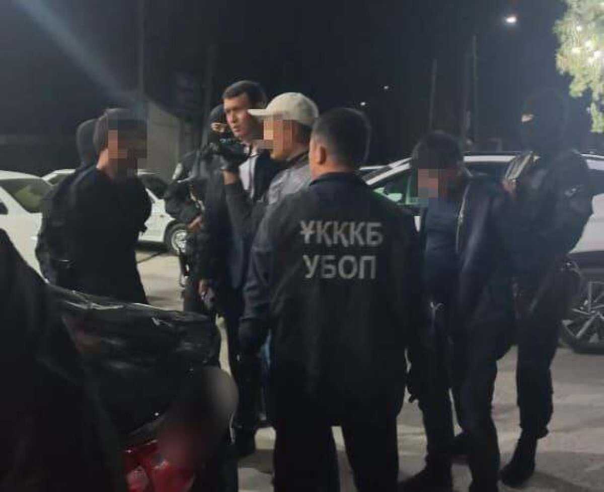 Угрожали ножом и требовали пять миллионов: задержание вымогателей попало на видео