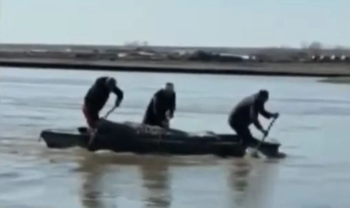 Тұрғындар қайтыс болғандарды қайықпен тасып жүр