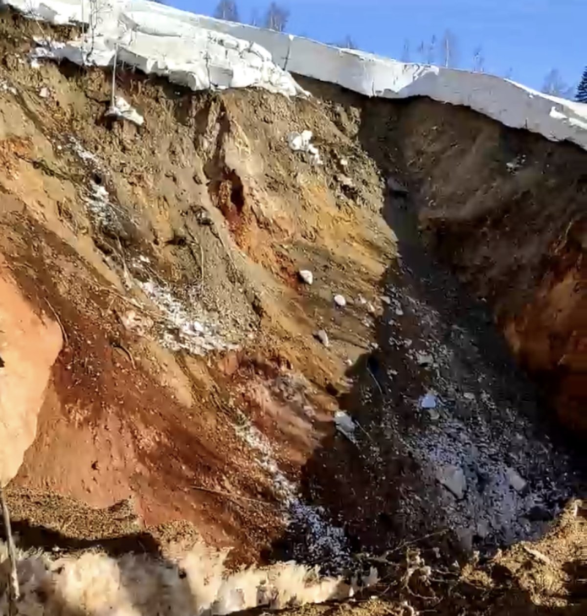 Закрытая шахта частично провалилась в ВКО