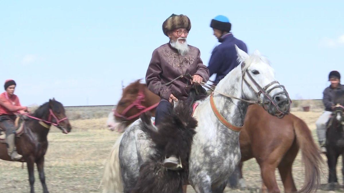 Үлкен кеуделі ханым мастурбация жасайды