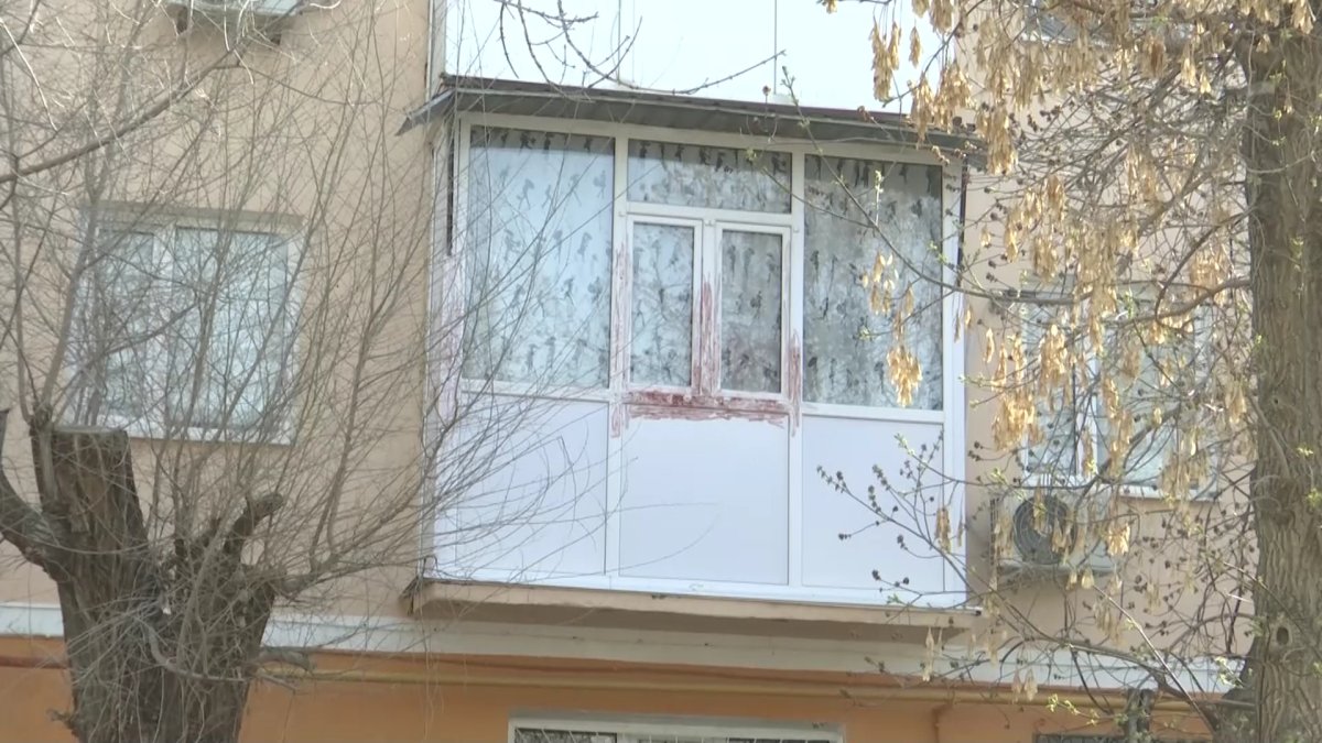 Подозреваемого в жестоком убийстве матери и сына задержали в Актобе