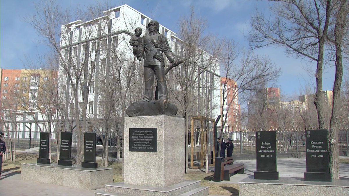 Мемориальную доску в честь пожарного Аскара Забикулина открыли в столице