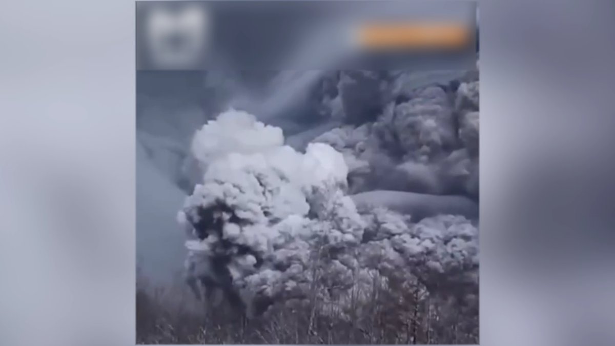 Гигантский столб вулканического пепла перекрыл солнце на Камчатке