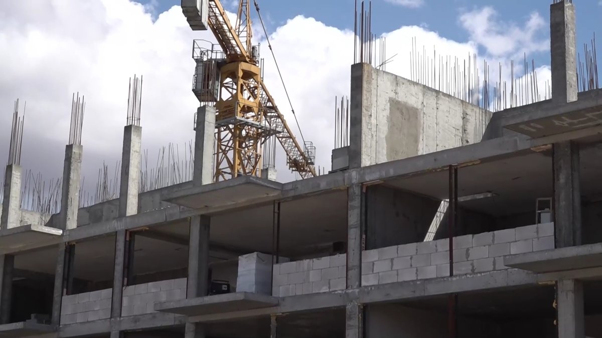 Скандал с долгостроем в Усть-Каменогорске: дольщики заступились за застройщика