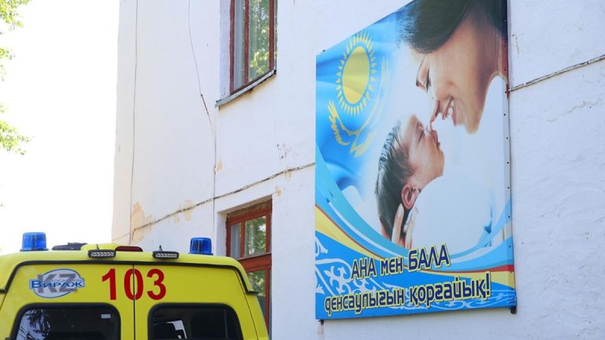 Павлодар облысында кішкентай қыз шелектегі суға тұншығып қала жаздады