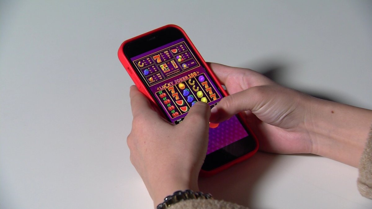 Депутаттар қаржы пирамидаларын, онлайн казиноларды жарнамалағандарды заңмен қудалауды сұрады