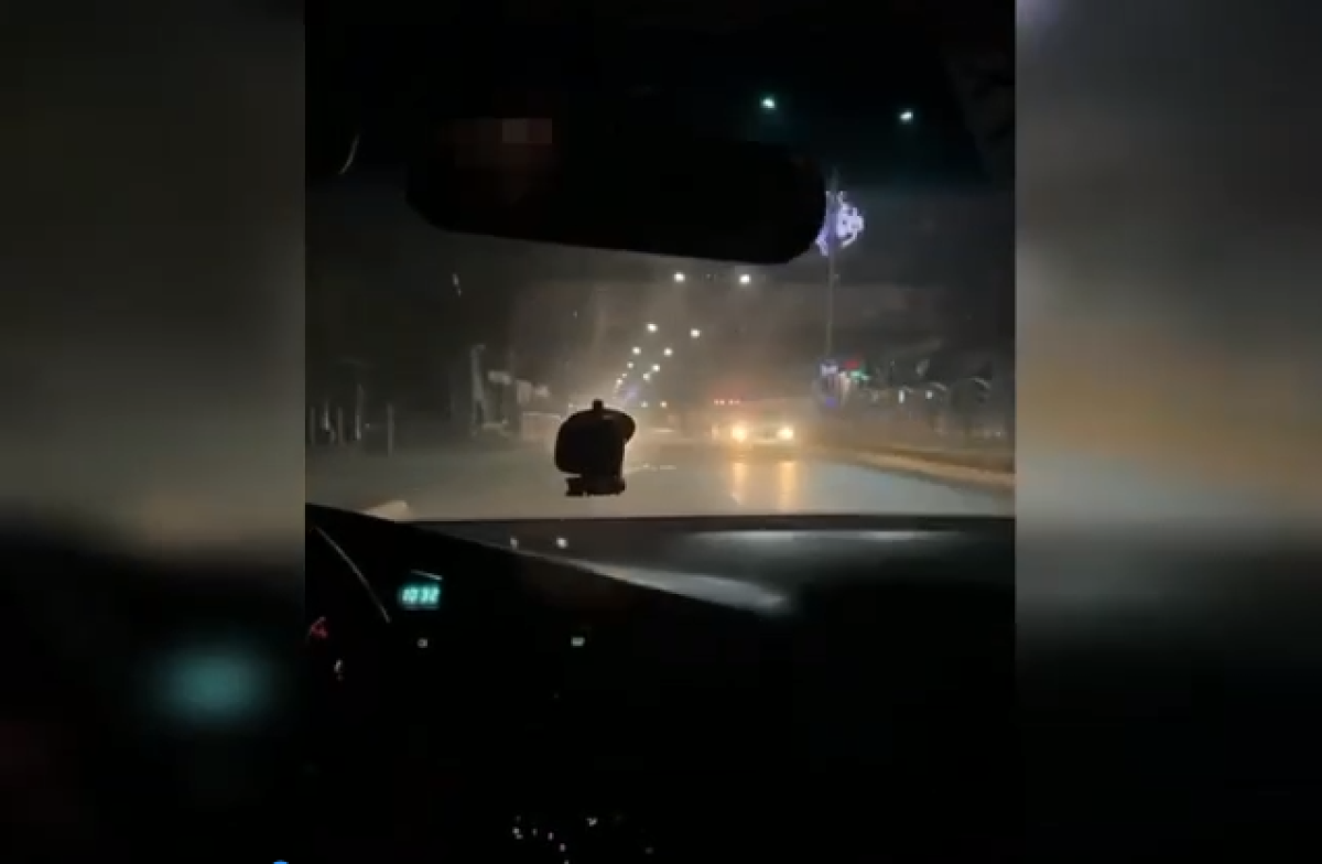 Лихач выехал на встречку и снял это на видео в Туркестанской области