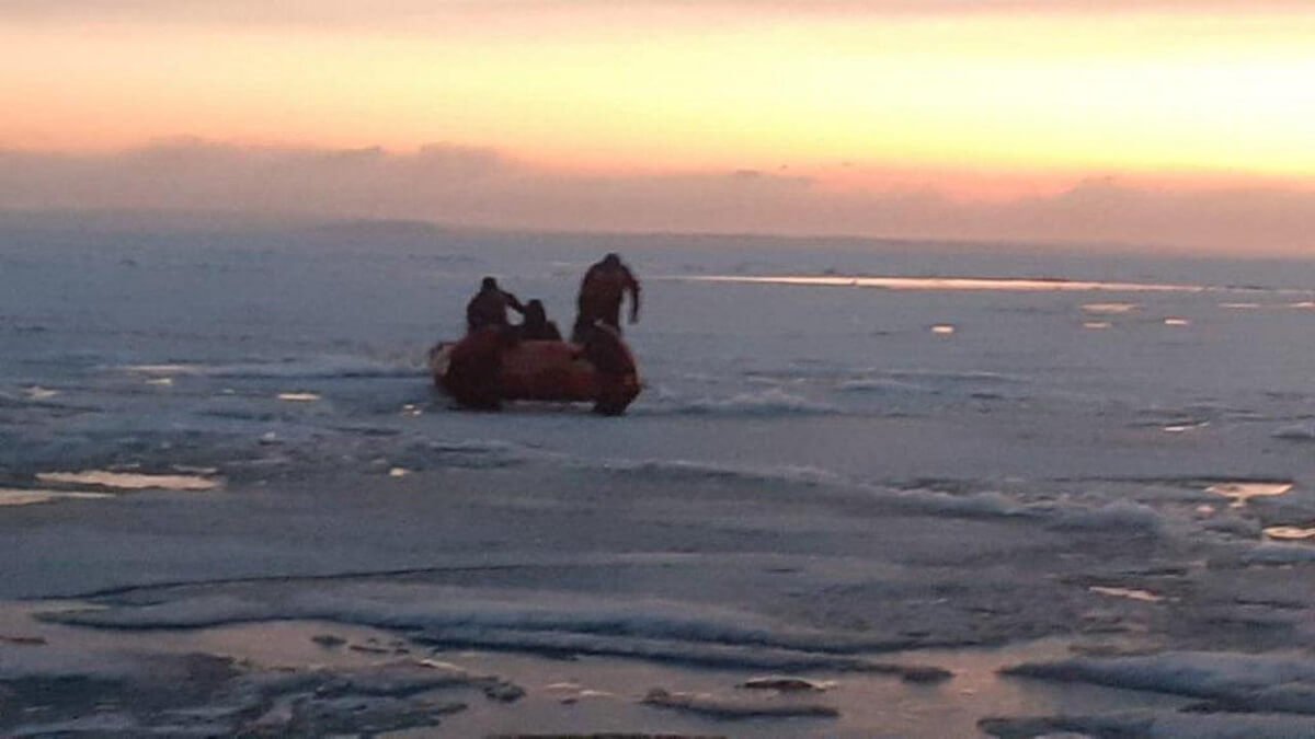 Зайсан көлінде суға батып бара жатқан балықшылар құтқарылды