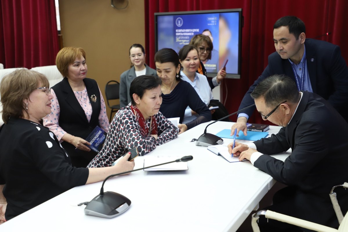 «Восхождение по нисходящей» кітабының таныстырылымы өтті