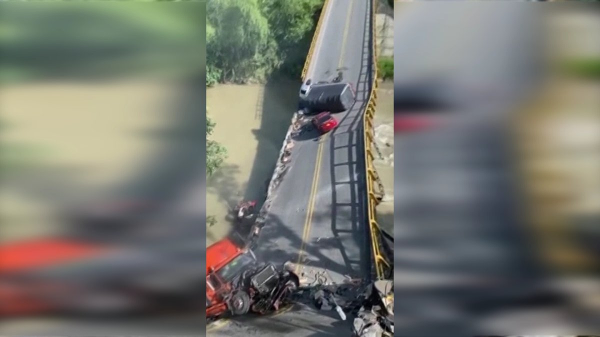 Двое полицейских погибли при обрушении моста в Колумбии