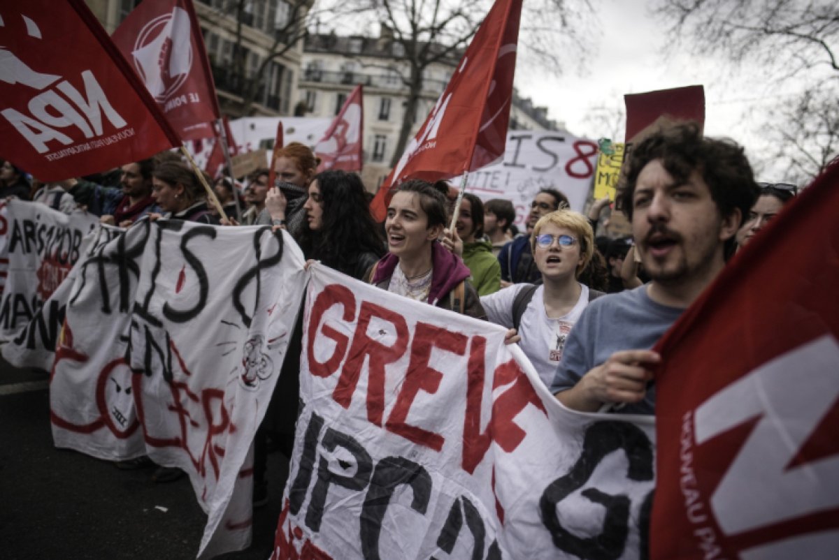 Массовые беспорядки во Франции: в стране начались поджоги и стычки с полицией