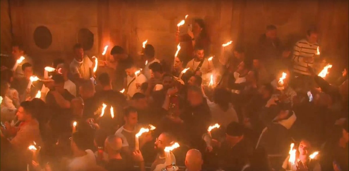 Благодатный огонь сошел в храме Гроба Господня в Иерусалиме