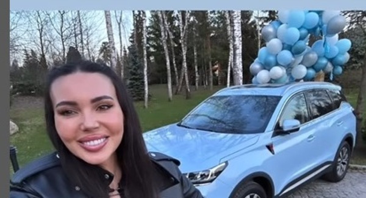 Самойлова и Боня похвастались новыми машинами