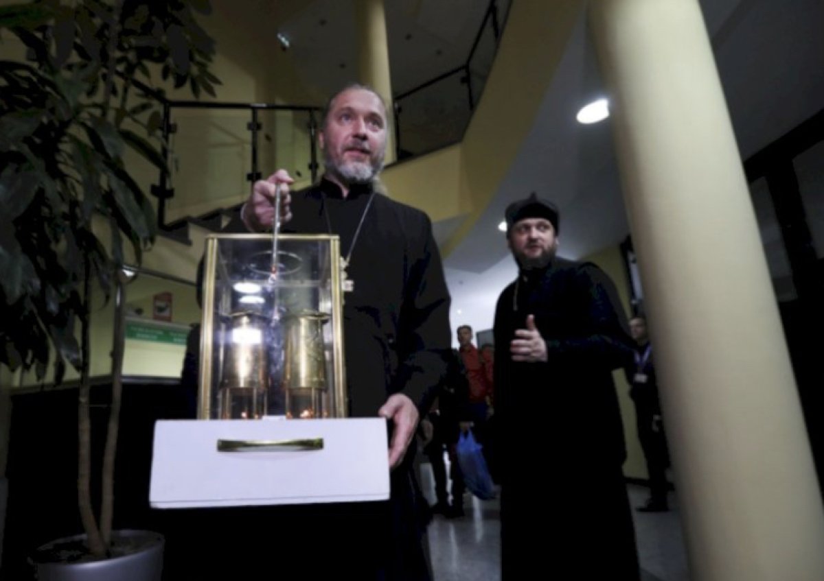 Благодатный огонь доставили в Алматы