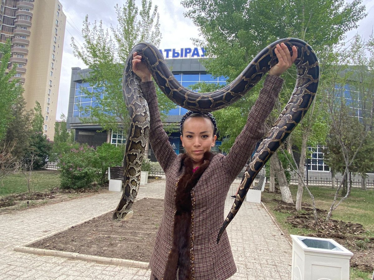 Казахстанка рассказала о жизни с трехметровым питоном