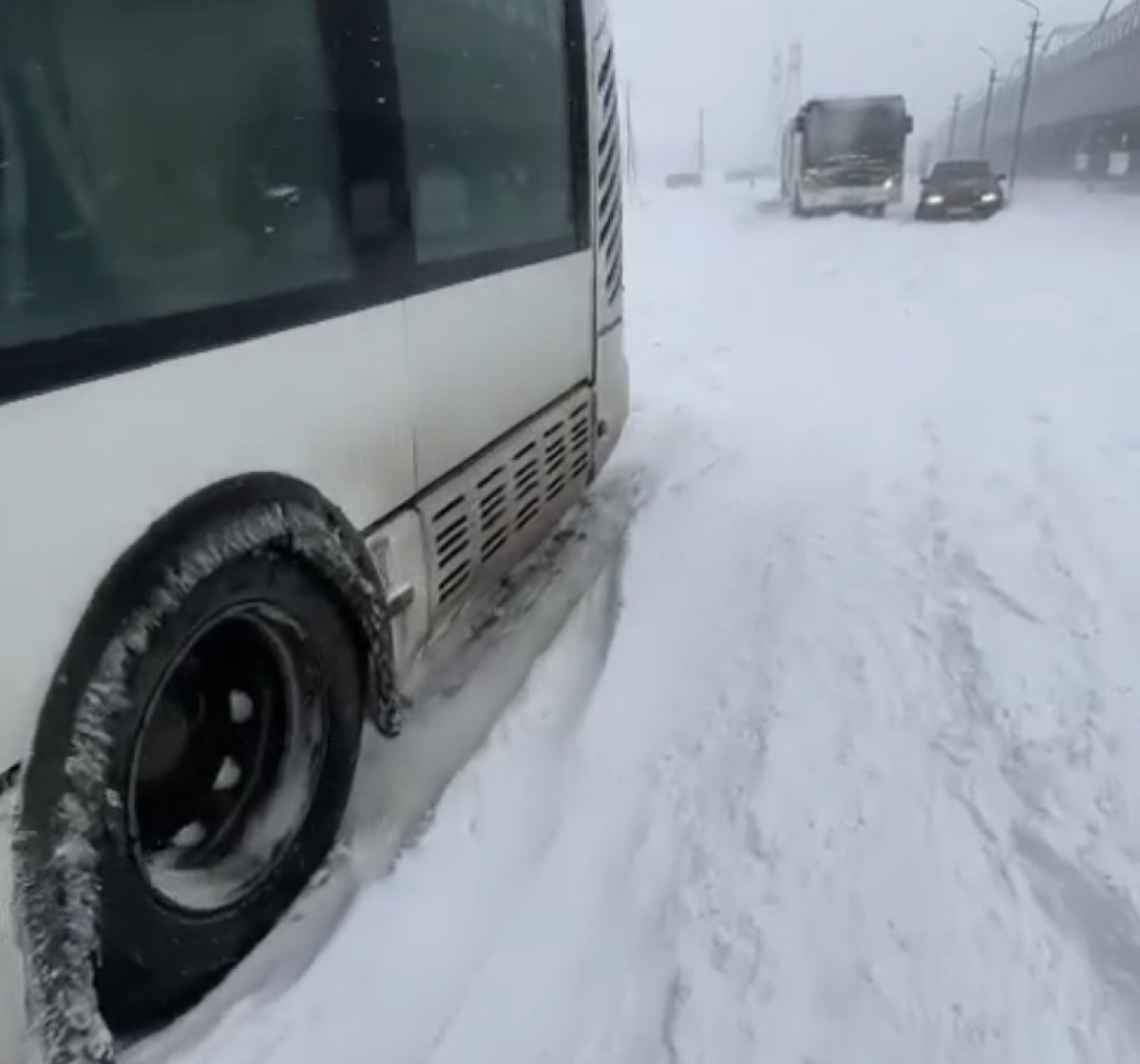 76 февраля: в столице задерживаются автобусы из-за апрельского снегопада