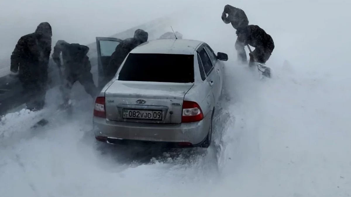 Трассада қалған 65 көлік қар құрсауынан шығарылды