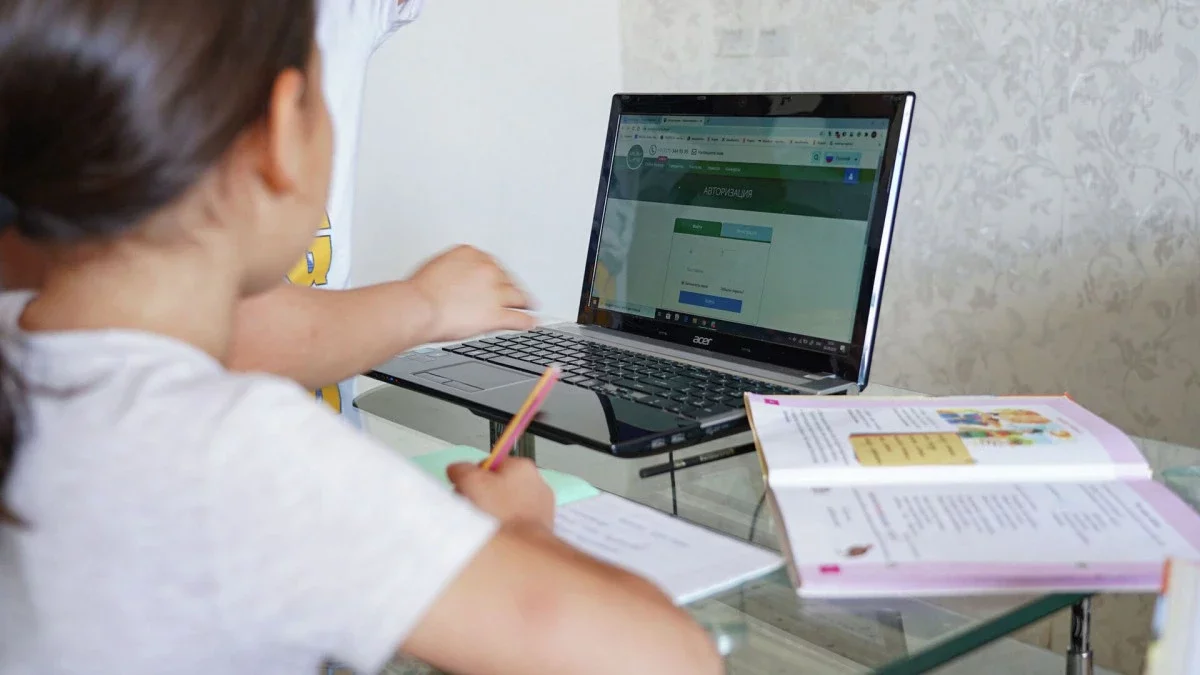 Астаналық оқушылар мен студенттер қашықтан оқып жатыр