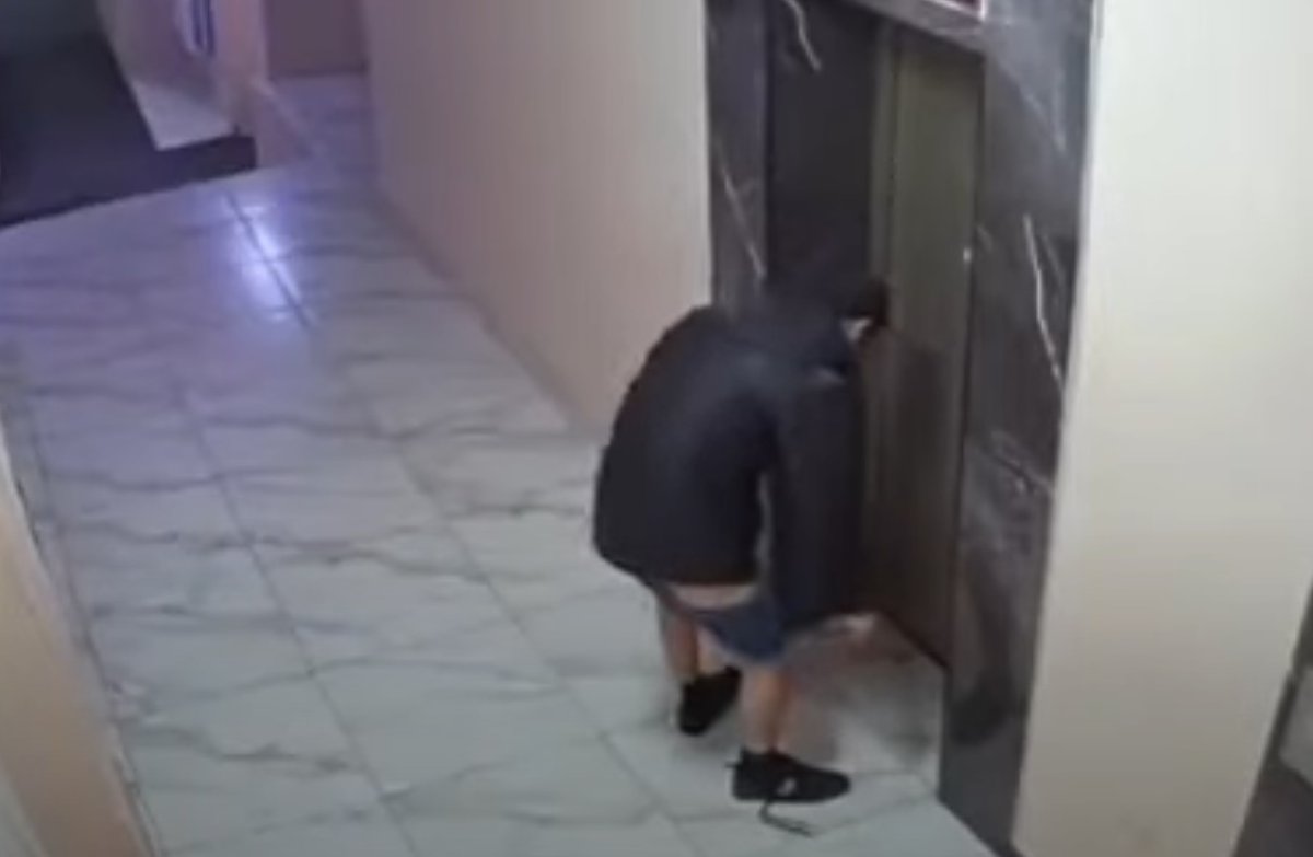 Полицейские начали проверку по жалобе на астанчанина без трусов