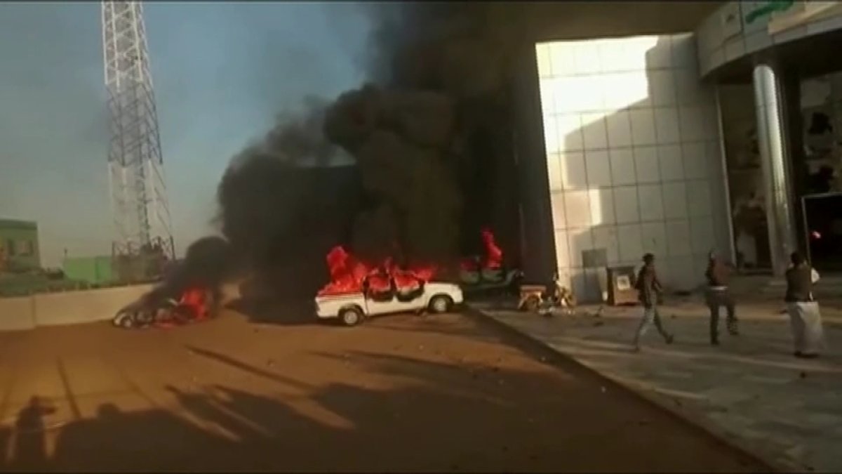 В результате боев в Судане погибли около 100 человек