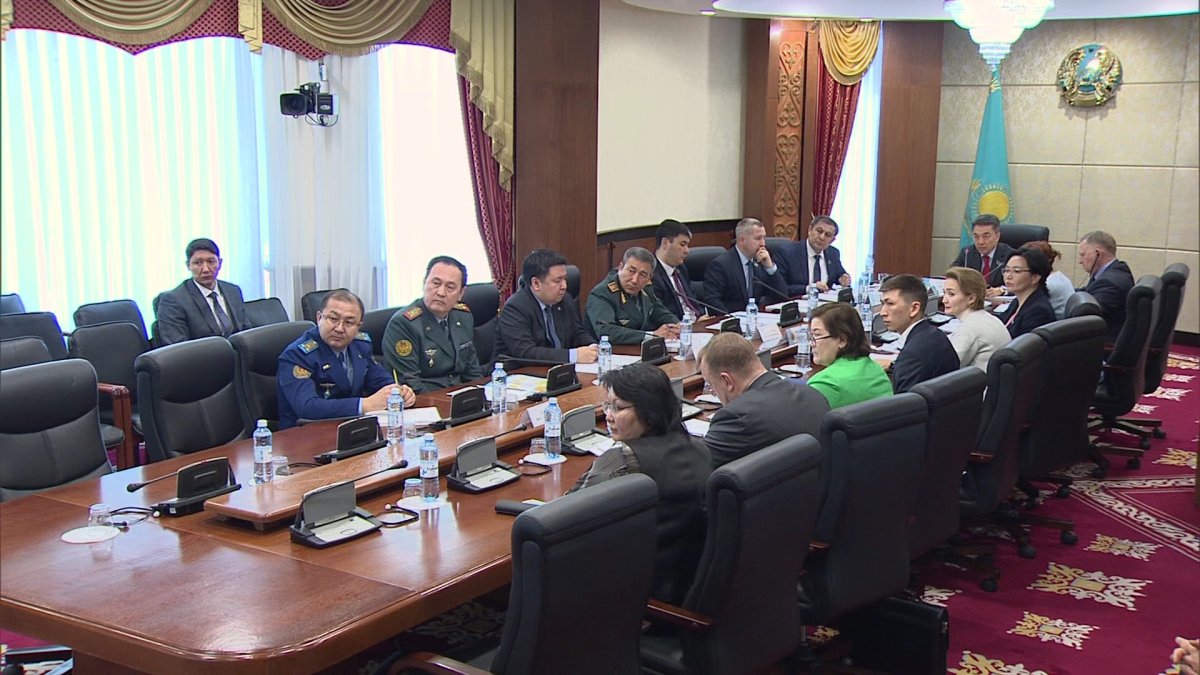 Отправлять под трибунал командиров частей за суициды в армии предложили сенаторы