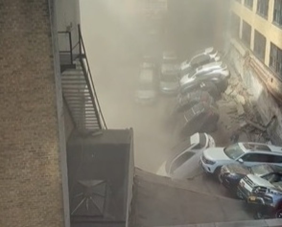 Парковка обрушилась в центре Нью-Йорка, погиб человек