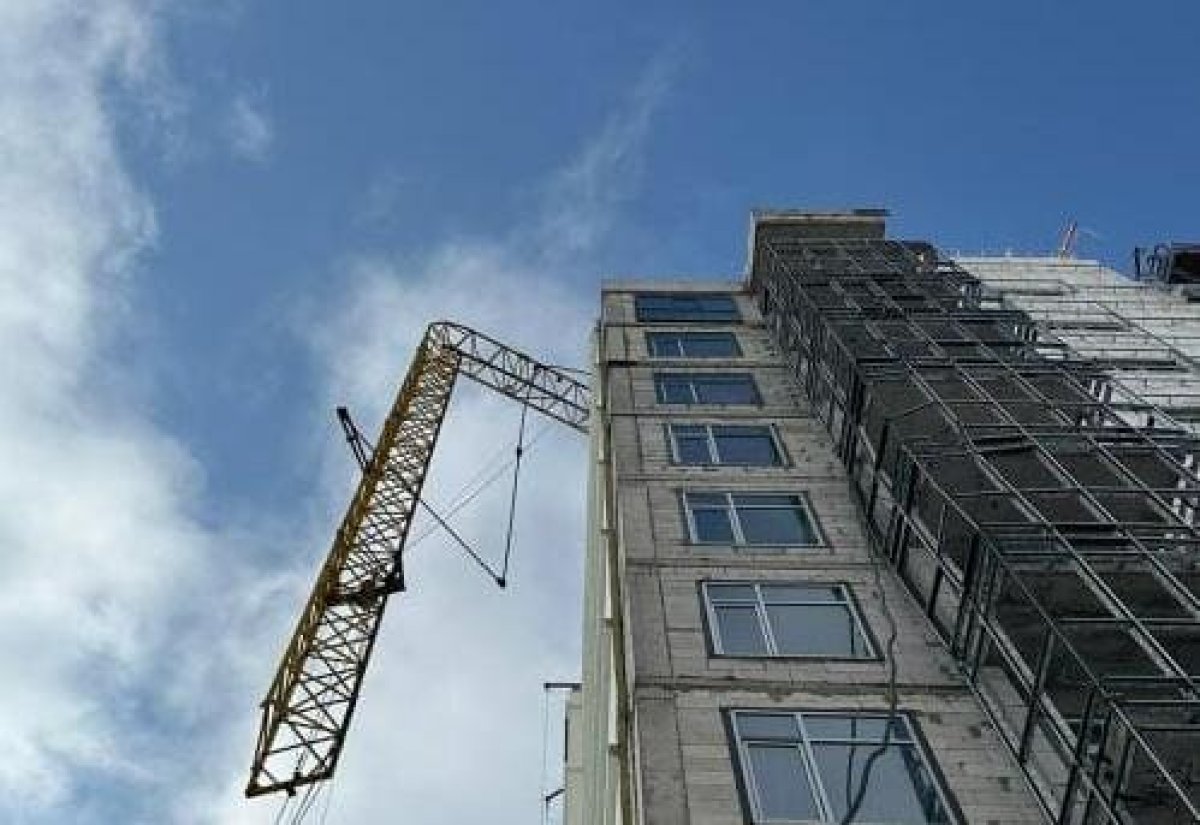 Башенный кран сломало пополам возле ЖК в Астане