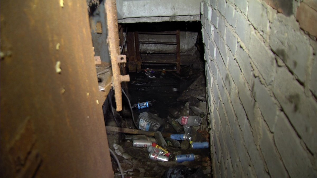 «Обещали снести с 2007 года»: жители столицы рассказали о жизни в ужасных условиях