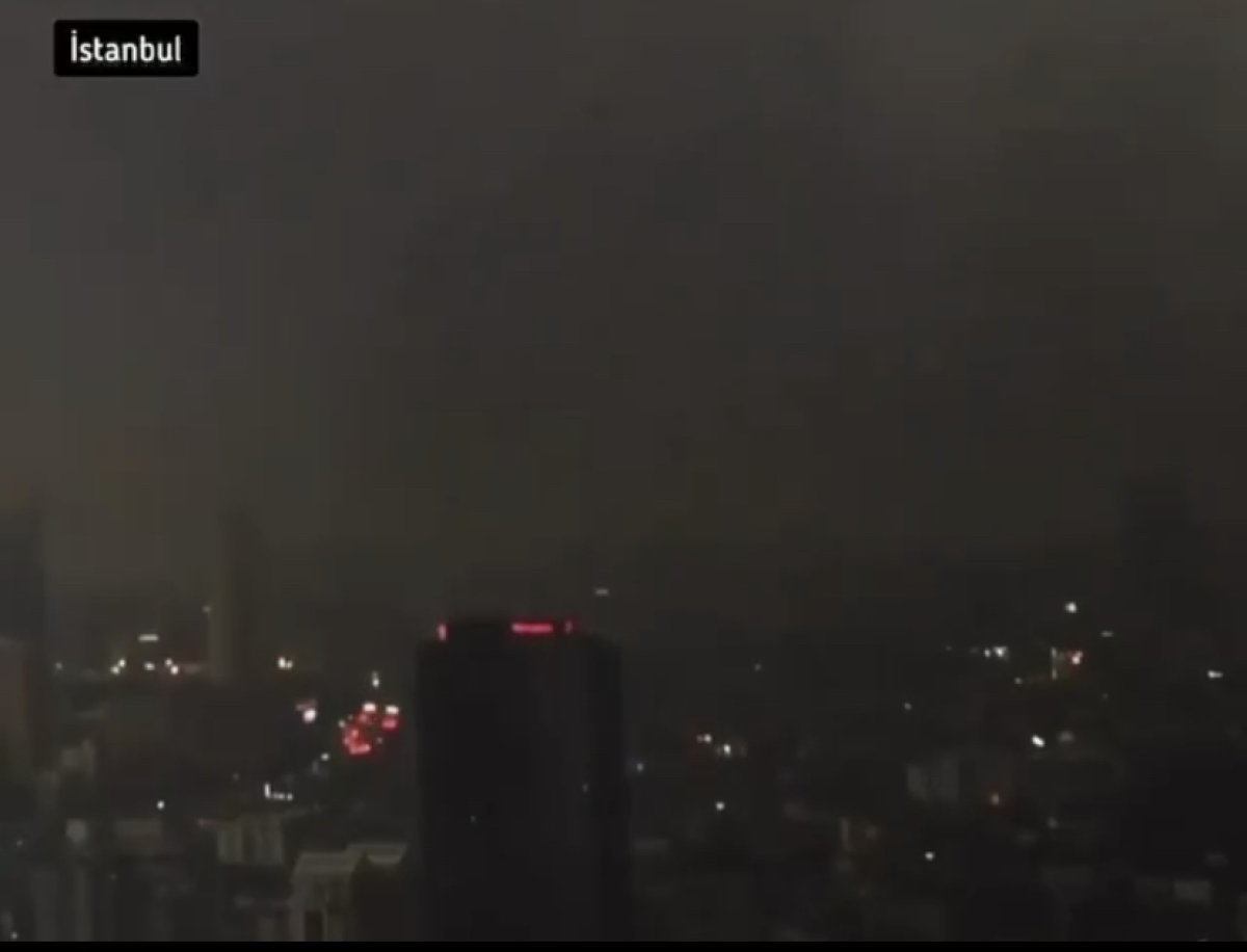 Огромное чёрное облако накрыло Стамбул