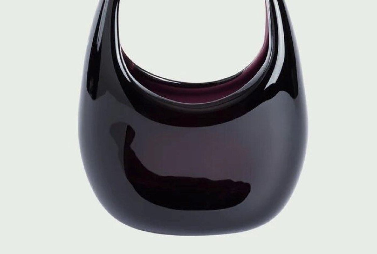 Құны 20 млн теңге: метеориттен жасалған сөмке сатылымға шықты