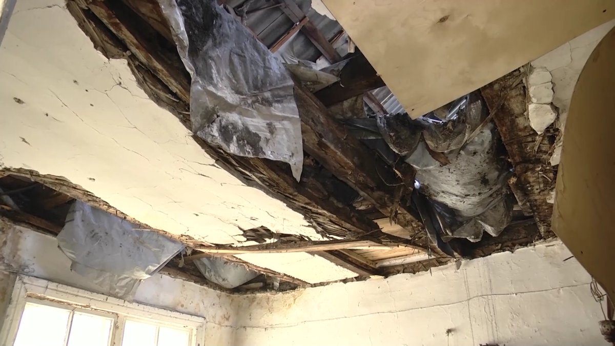 Павлодарда апатты үйдің төбесі опырылды