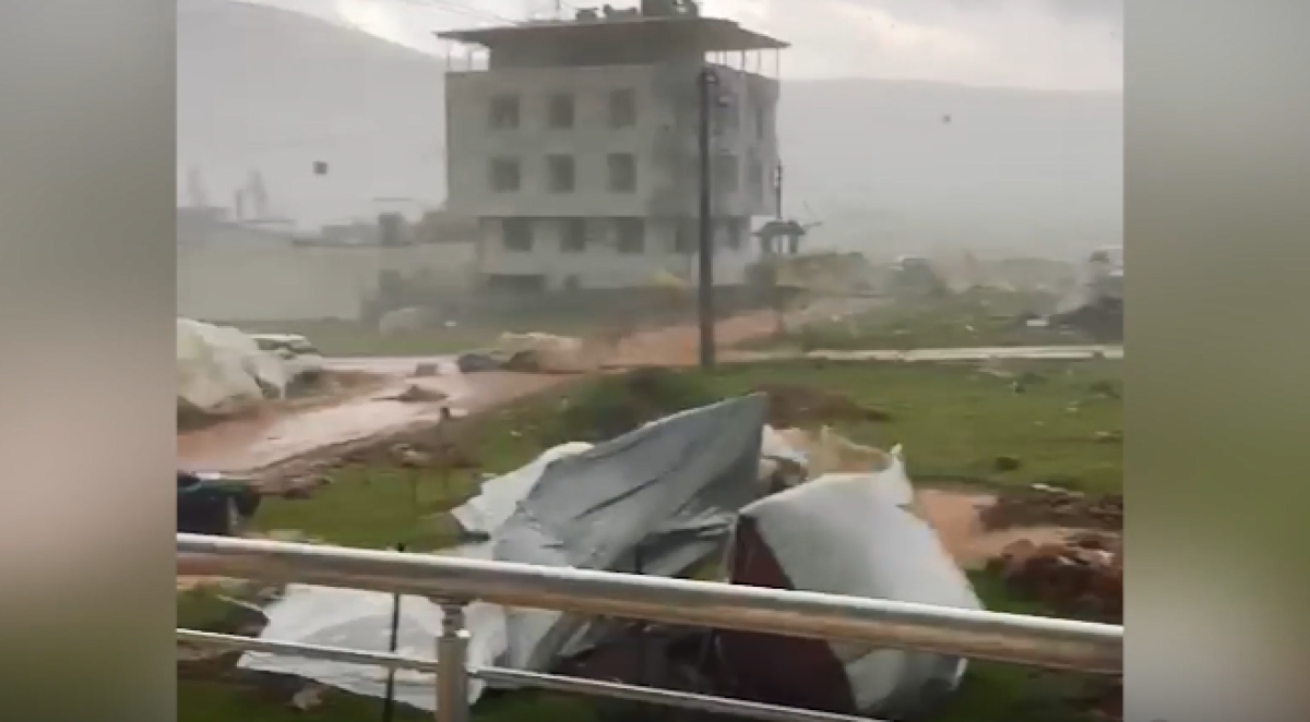 Кахраманмарашта зілзаладан зардап шеккендер дауыл астында қалды