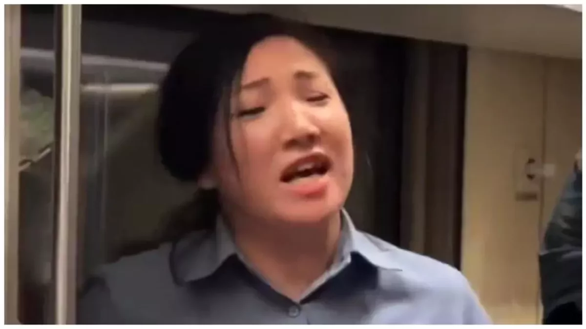 "Жүз рет тыңдадым": пойызда ән салған жолсерік әйел көптің қошеметіне бөленді