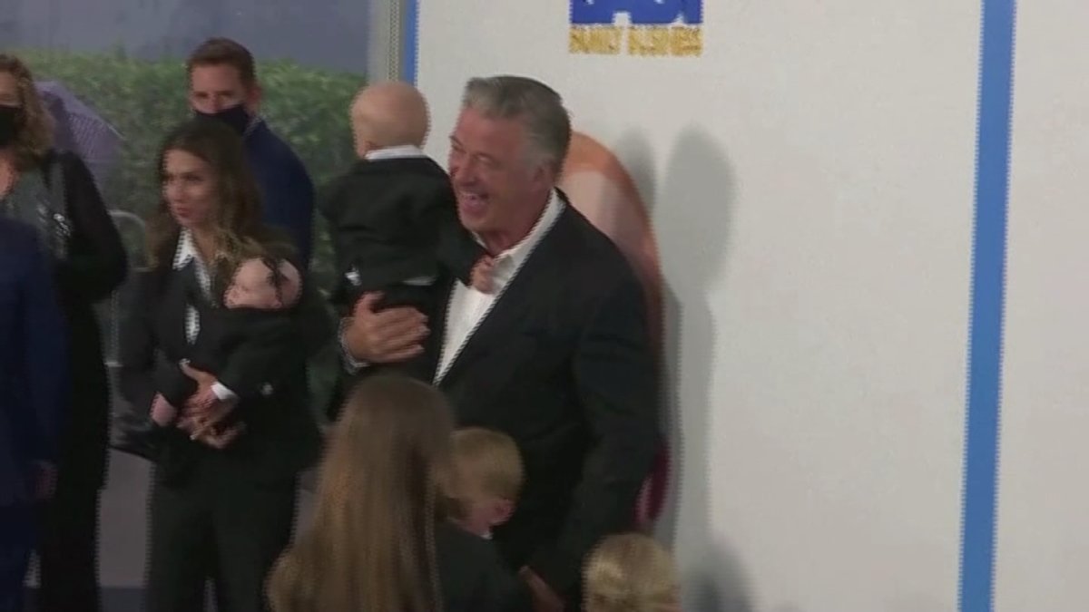 С Алека Болдуина сняли все обвинения в непредумышленном убийстве