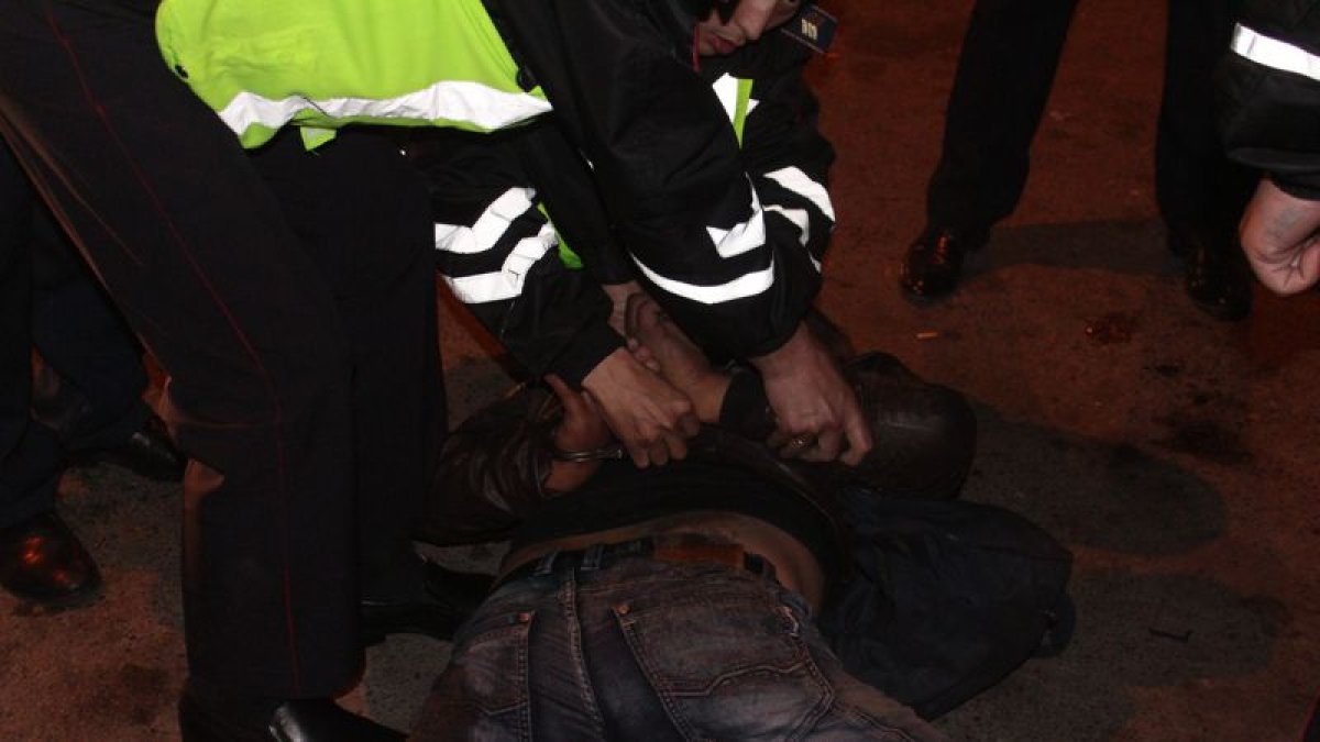 "Үйге баса-көктеп кірген". Жетісу облысында жас келіншекті қинаған қос күдікті ұсталды