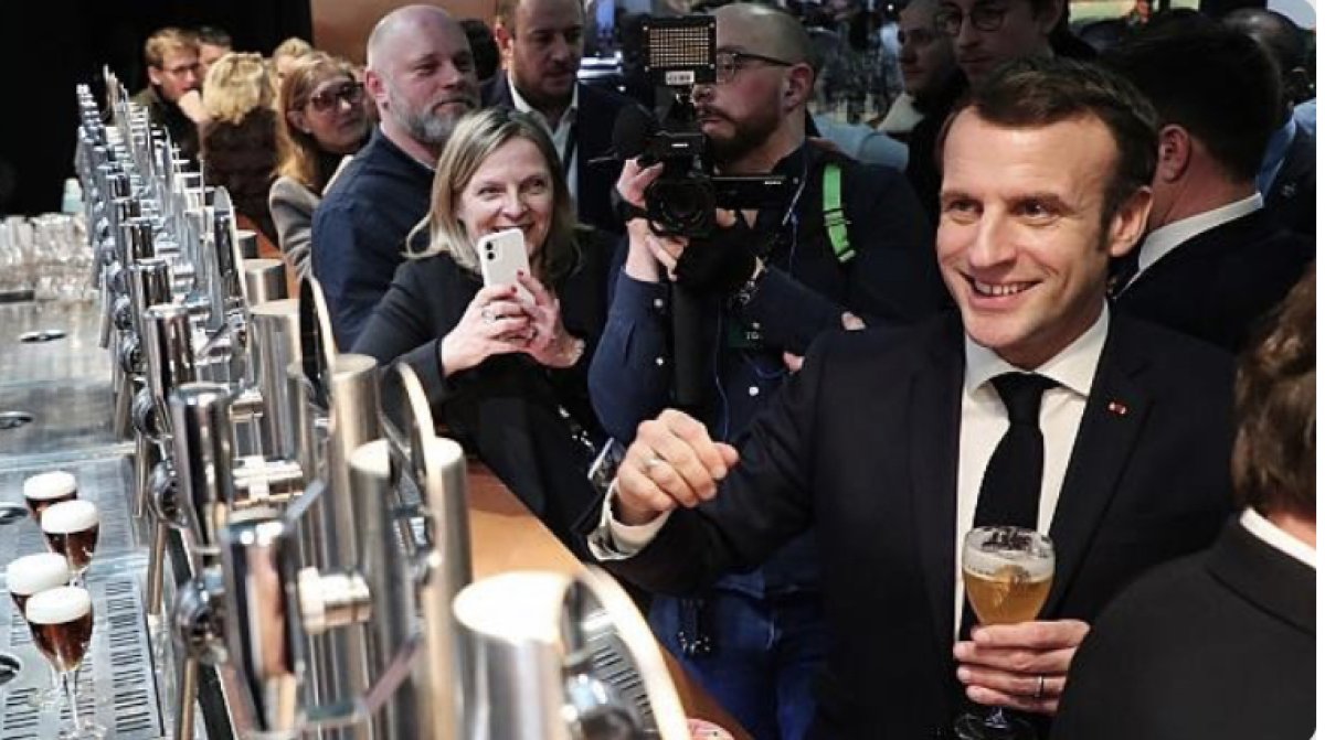 Макрон выпил пиво в кафе на юге Франции: рейтинг заведения обвалился