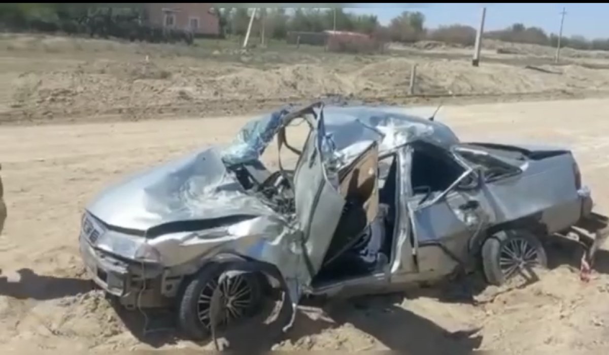 Nexia всмятку: легковушка столкнулась с грузовиком в Туркестанской области, есть погибшие