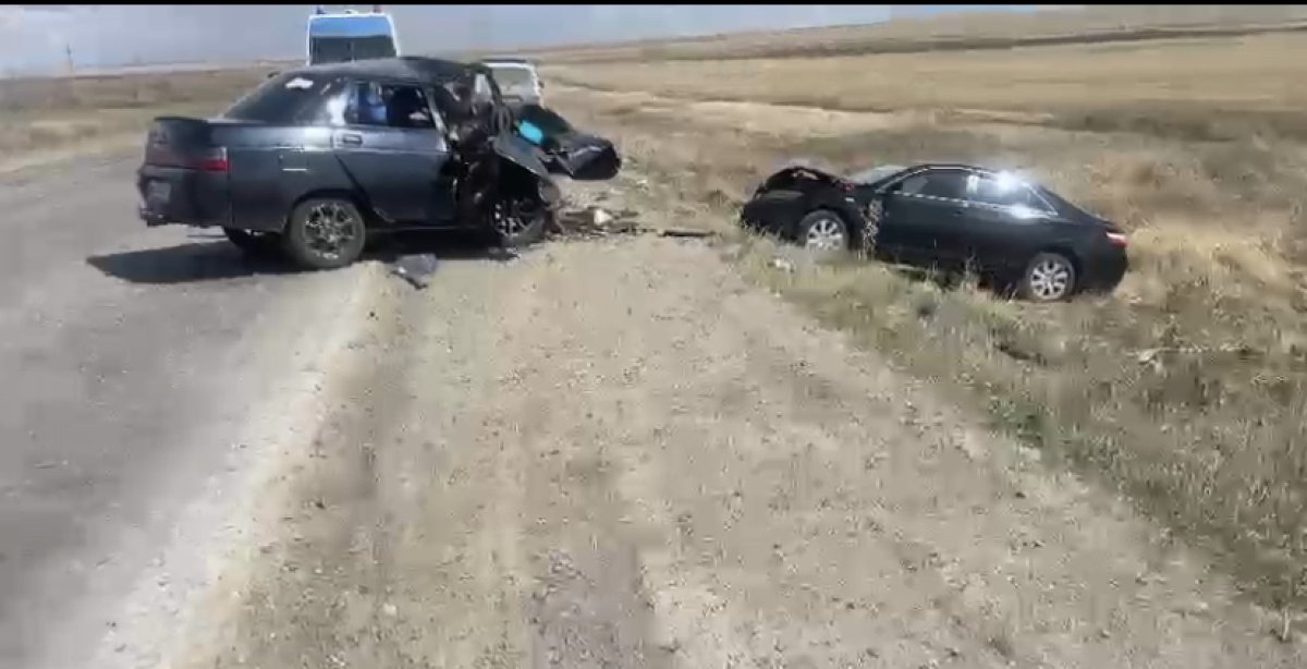 Две легковушки столкнулись на трассе в Актюбинской области: есть жертвы