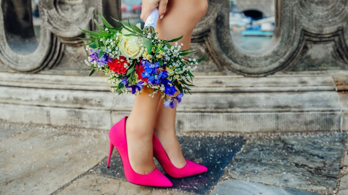 Канадада ер саясаткерлер әйелдерді қолдау үшін қызғылт туфли киді