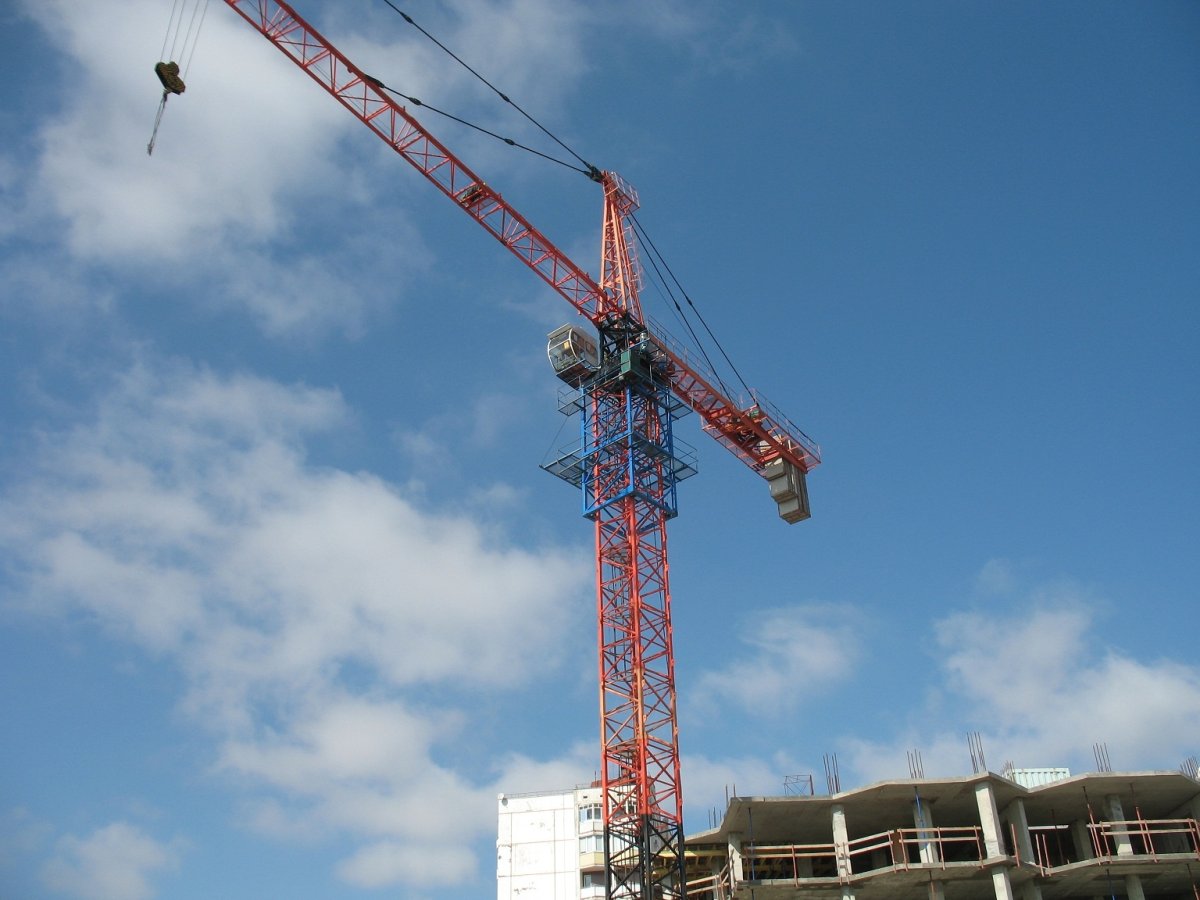 Мужчина залез на башенный кран в Астане и грозится самоподжогом