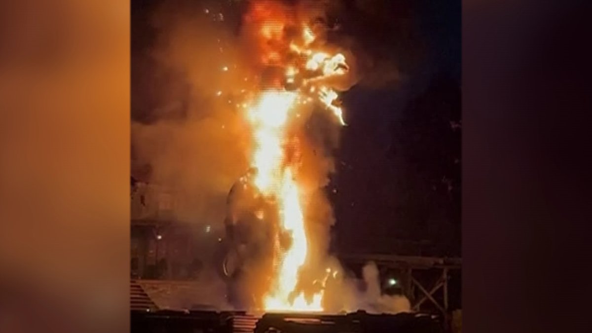 В Диснейленде прямо во время шоу загорелся 15-метровый дракон