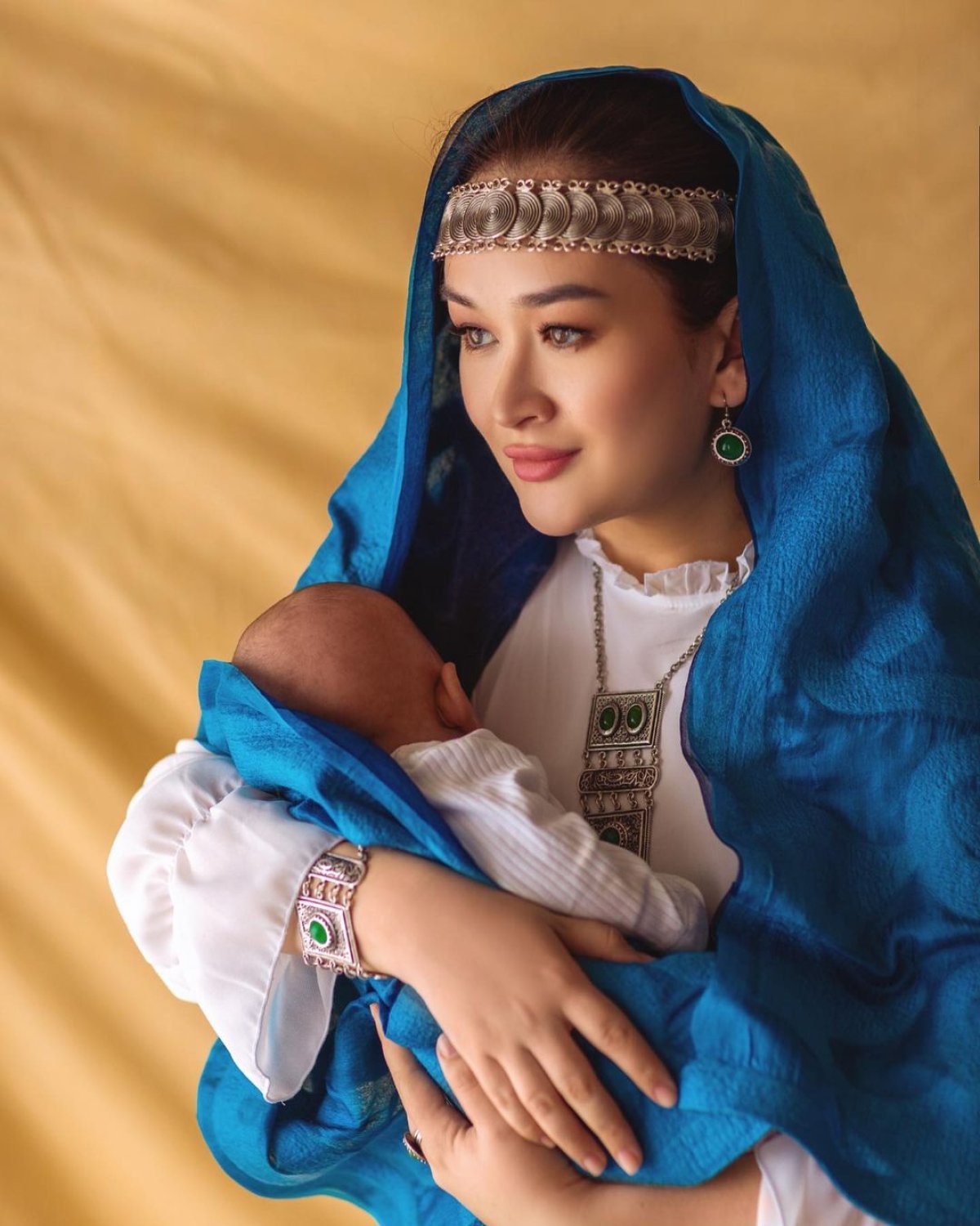 Ақерке Бүркітбайдың ұлымен түскен суреті желі қолданушыларын сүйсінтті